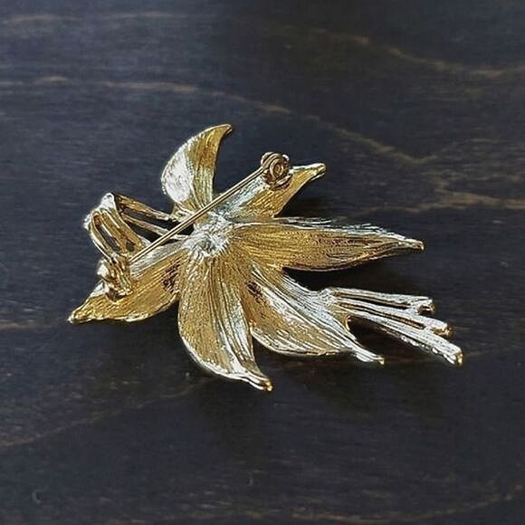 Vtg gold tone faux pearl center lily brooch - Picture 3 of 5
